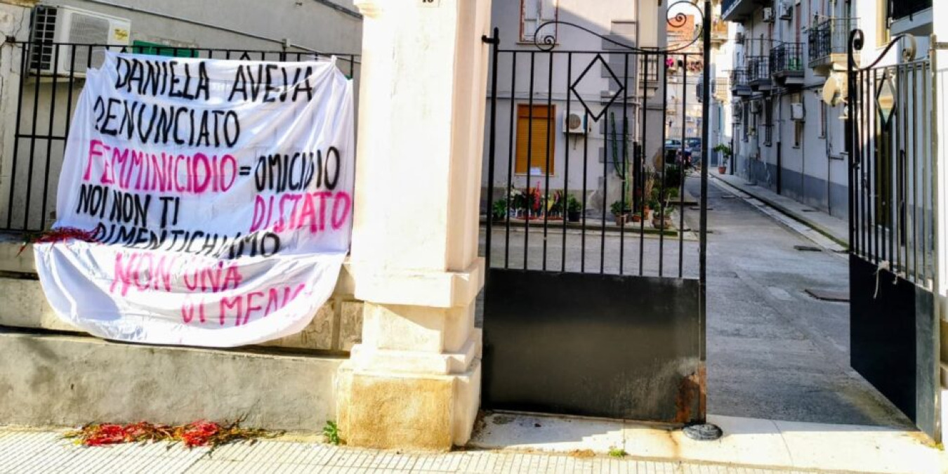 Messina, striscione e mimose rosse per Daniela Zinnanti: 'Femminicidio = omicidio di Stato' - 