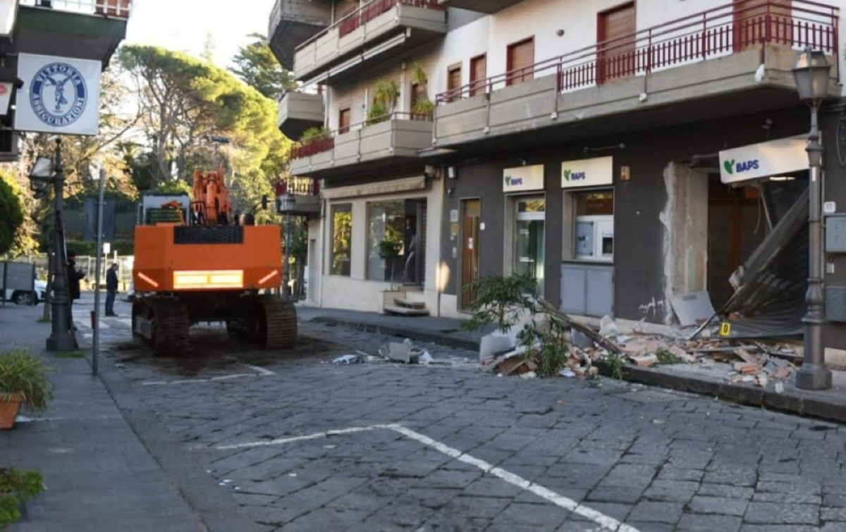 Assalto con escavatore a Zafferana Etnea: bancomat sradicato e cassaforte portata via - 
