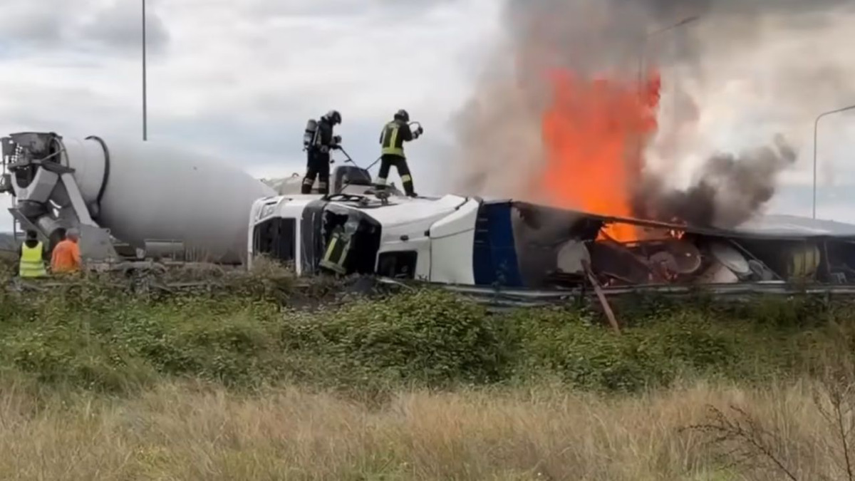 INCIDENTE: Camion carico di plastica si ribalta e prende fuoco sulla Catania-Vittoria: autista salvato - Foto: EDA Communication