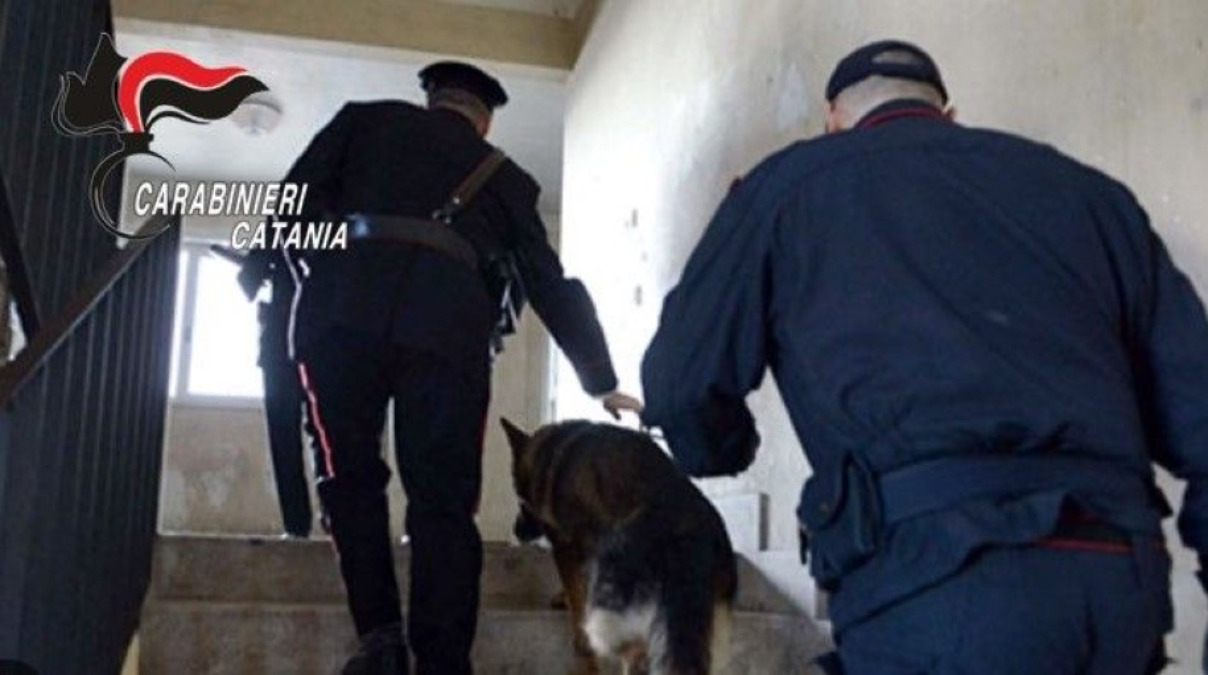 Catania: arrestato 19enne per la truffa del “finto carabiniere”; oltre 15 kg di hashish sequestrati a Librino - 