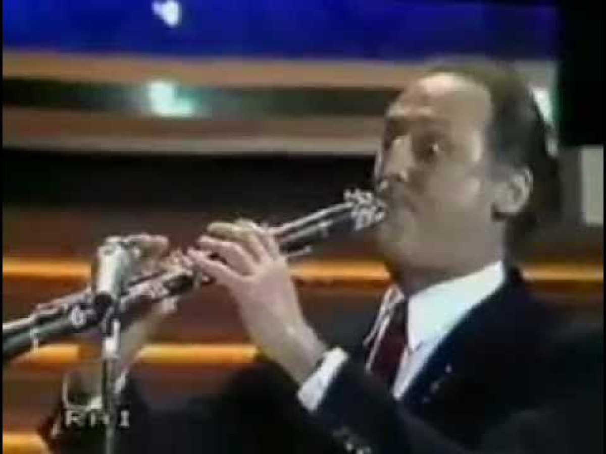 Il clarinetto di Renzo Arbore: la canzone ironica che fece sorridere l’Italia negli anni ’80 - 