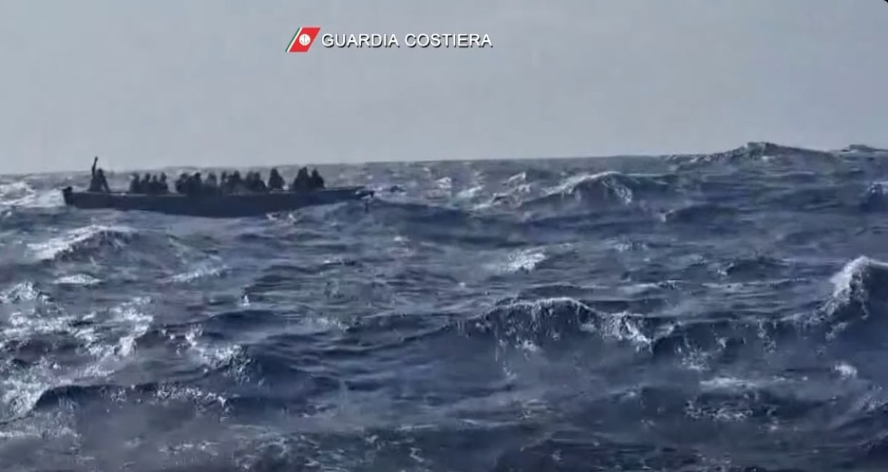 Ricerche in corso per bimbo scomparso dopo naufragio al largo di Lampedusa - Credit Foto Guardia Costiera
