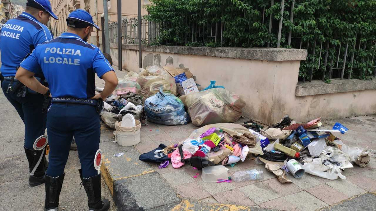 Catania, blitz in via Dusmet: 19 ambulanti sanzionati e una tonnellata di rifiuti rimossa - 