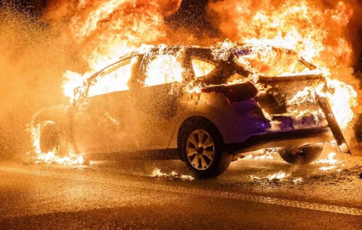 Palermo: incendiate le auto di due capi area della RAP, indagini in corso - 
