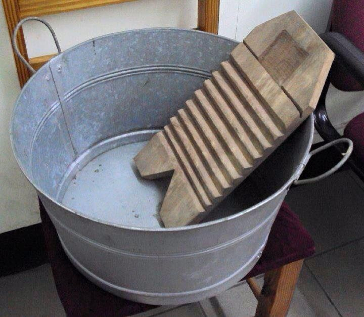 Il mastello e la tavola per lavare: quando il bucato era un vero rito di fatica e amore - 