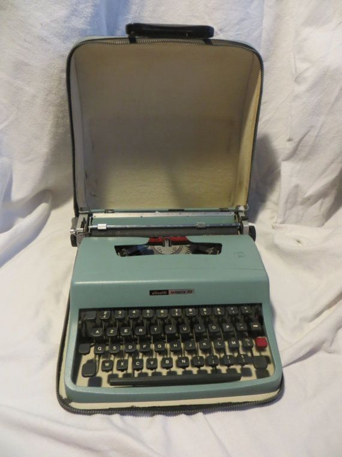 La macchina da scrivere portatile: il suono dei tasti che raccontava storie - 