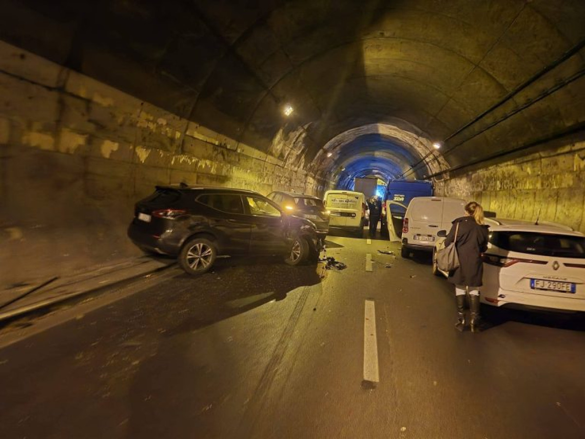 🔴ULTIM'ORA INCIDENTE🔴: Maxi tamponamento in galleria sulla A20 tra Milazzo e Rometta: 10 mezzi coinvolti, traffico bloccato - 