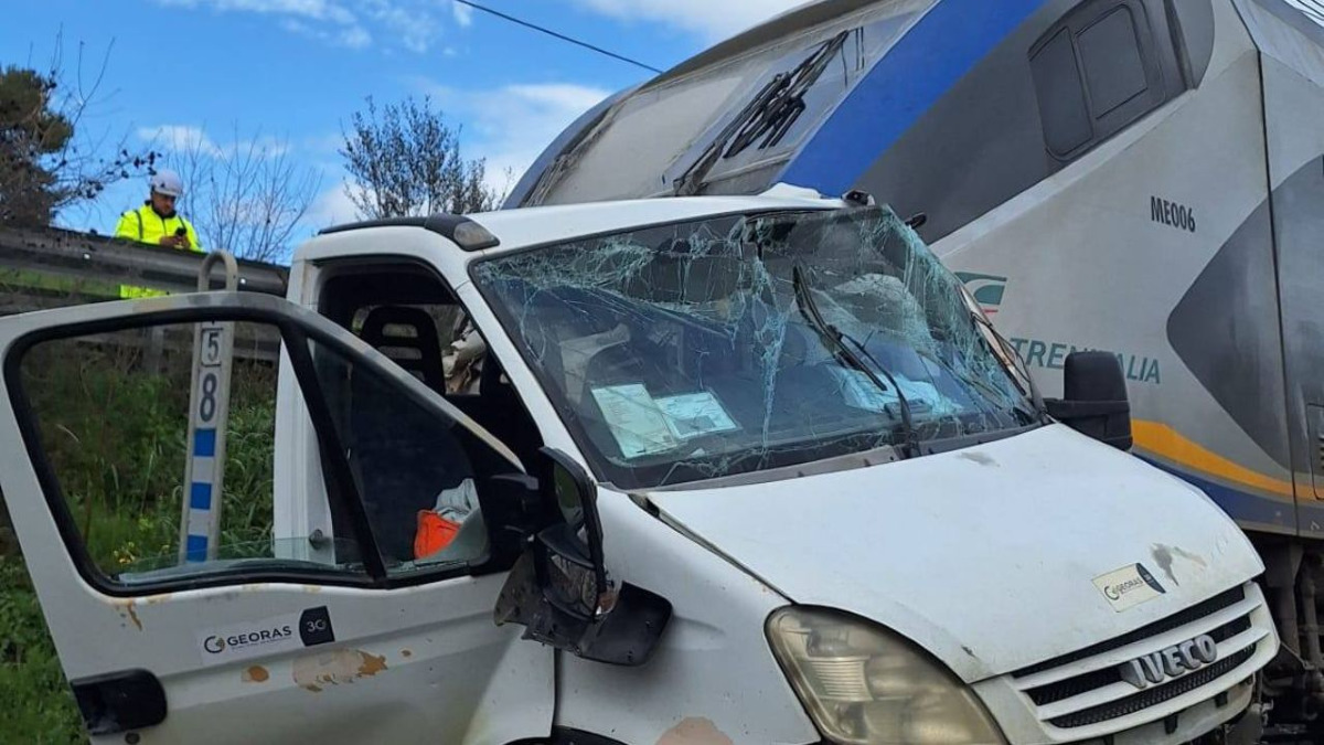 INCIDENTE: Treno travolge furgone tra Enna e Leonforte: linea Palermo–Catania temporaneamente sospesa - Foto: Comitato Pendolari