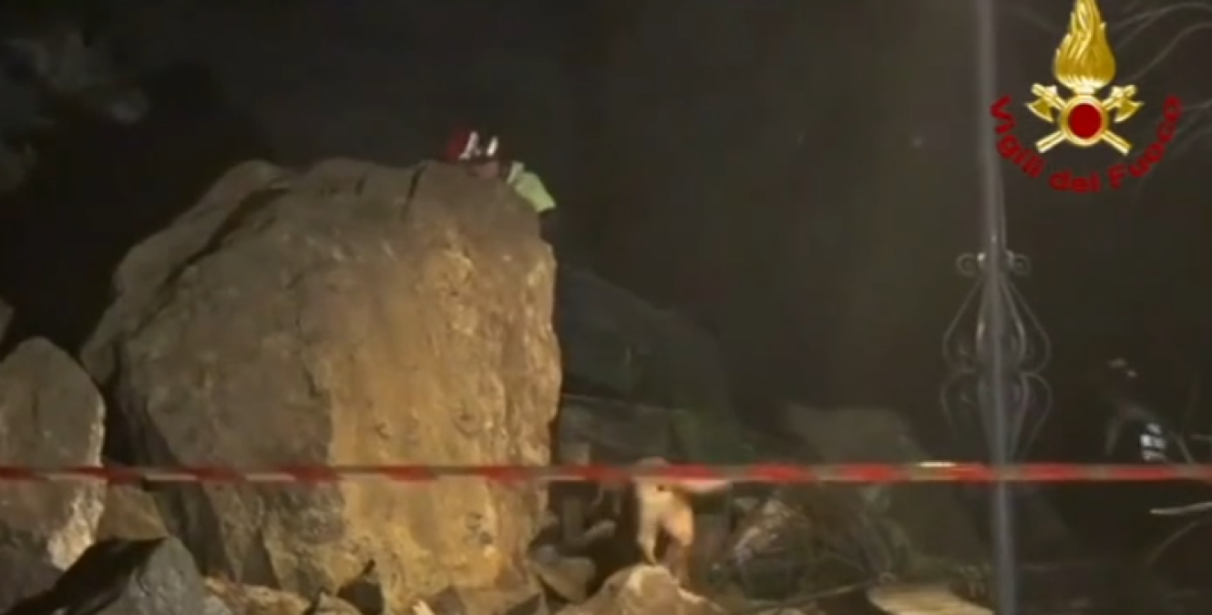 Frana a Savoca (ME): massa di fango travolge una strada e un furgone, strada interrotta - 