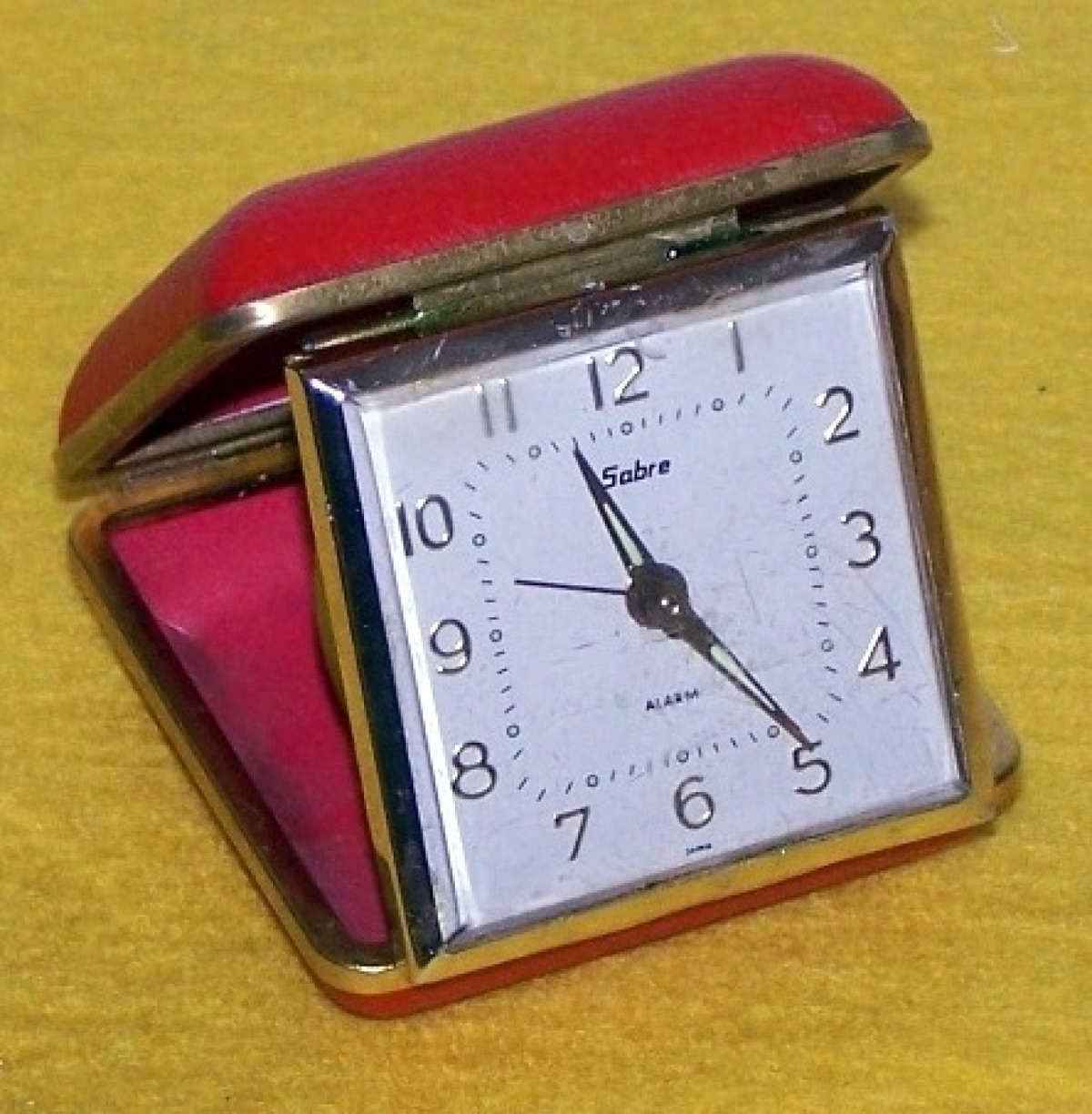 La sveglia pieghevole da viaggio: il suono che dava inizio alle nostre giornate - 