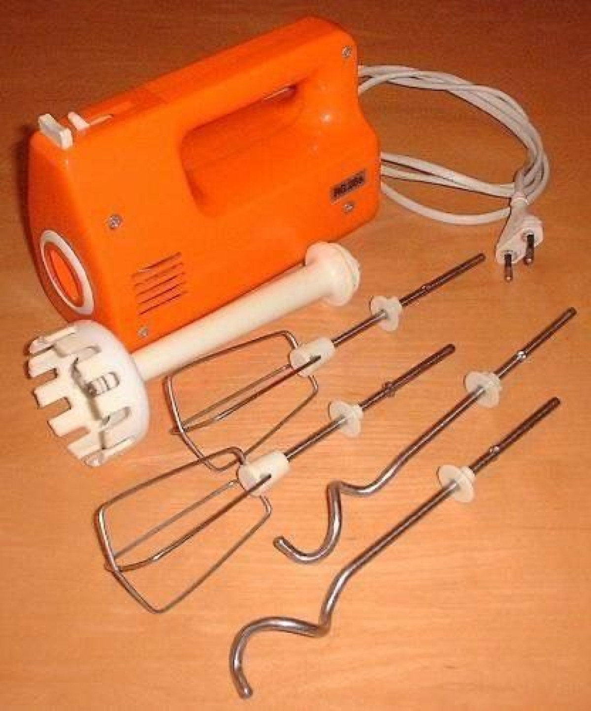 Lo sbattitore elettrico arancione: il rumore che annunciava i dolci della domenica - 