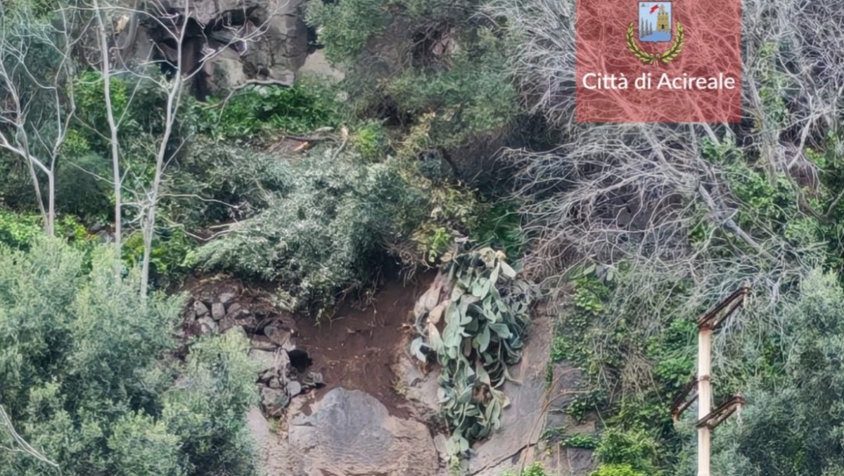 Ad Acireale un masso si stacca dalla Timpa: strada chiusa, nessun ferito - Credit Foto Città di Acireale 