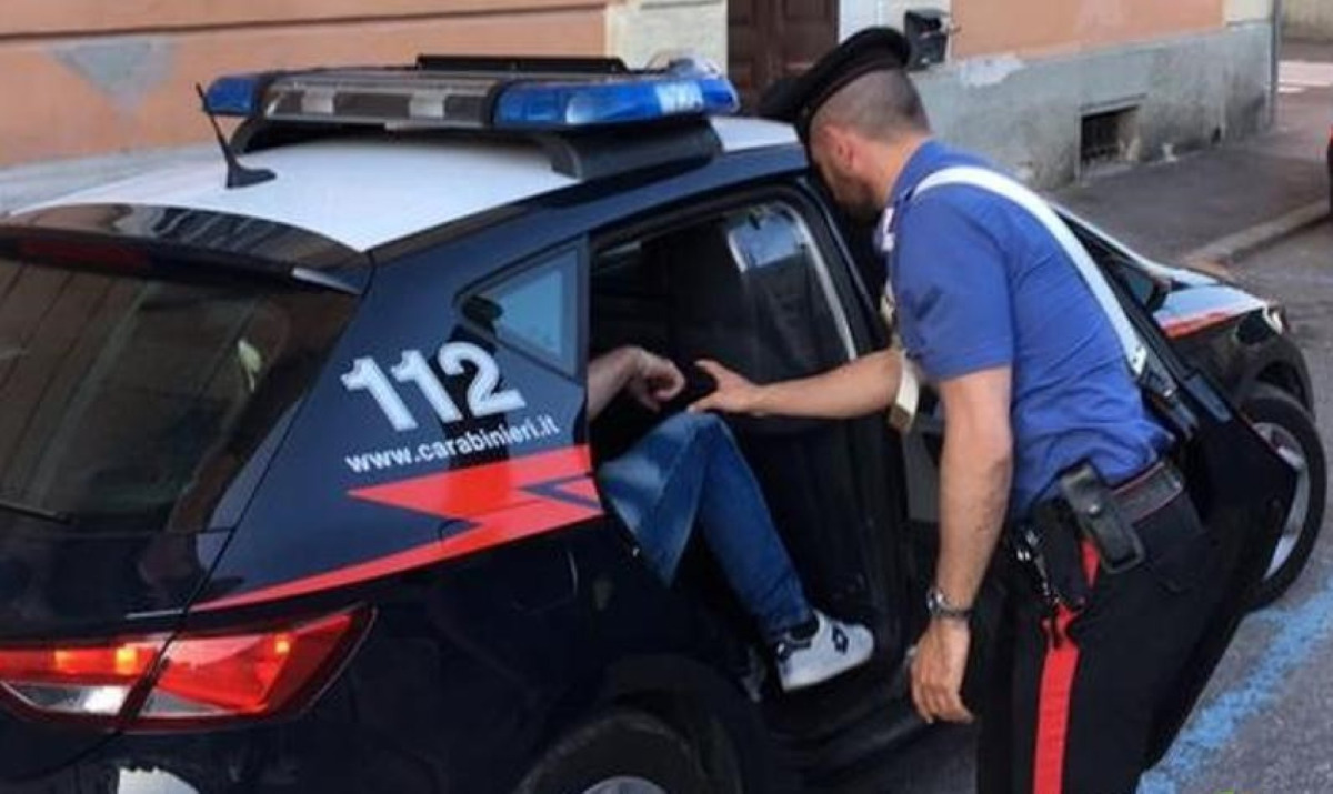 Catania, San Giorgio: 25enne arrestato con fucile da caccia rubato nascosto in auto - 