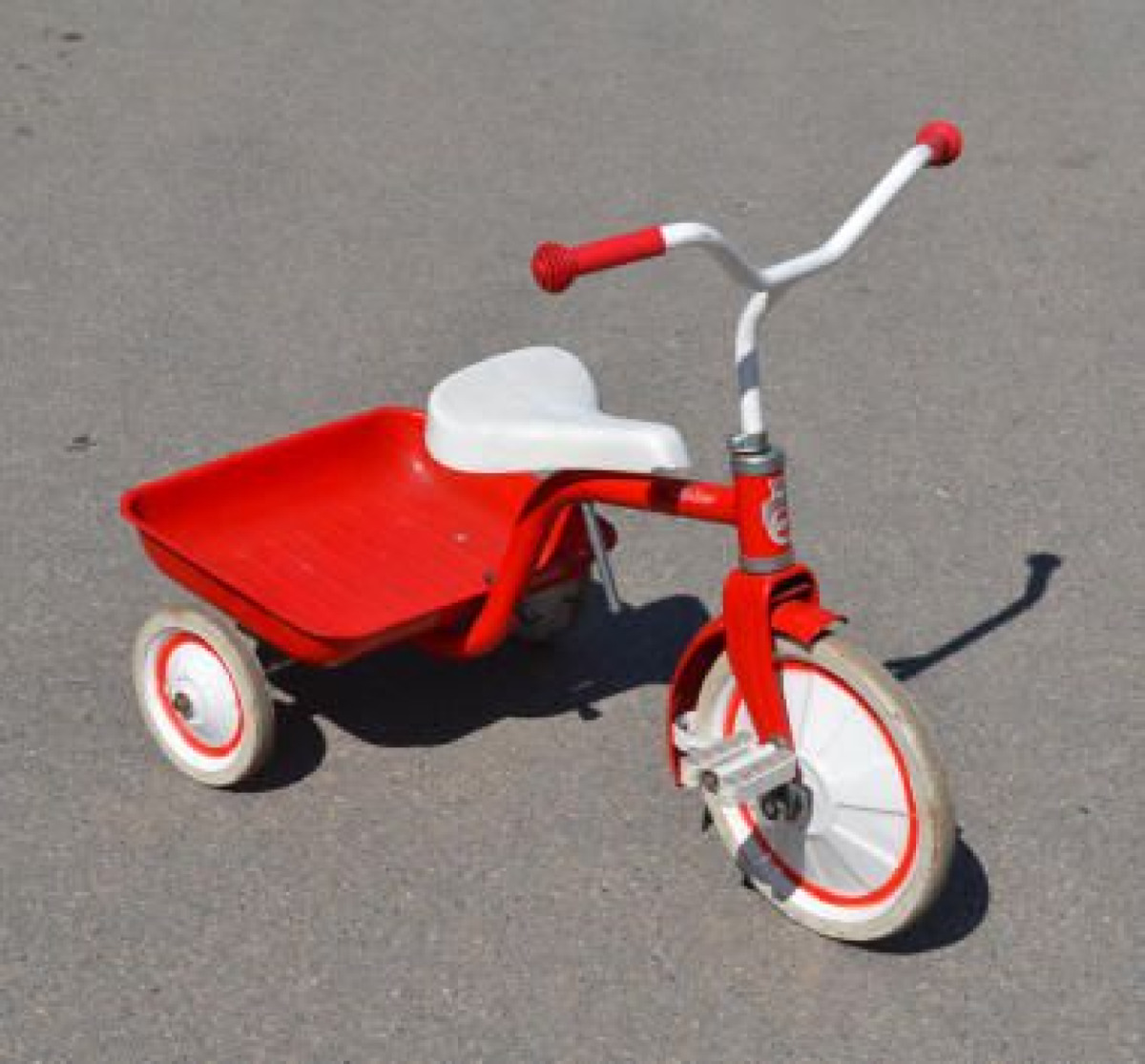 Il triciclo rosso: il primo passo verso la libertà che nessuno dimentica