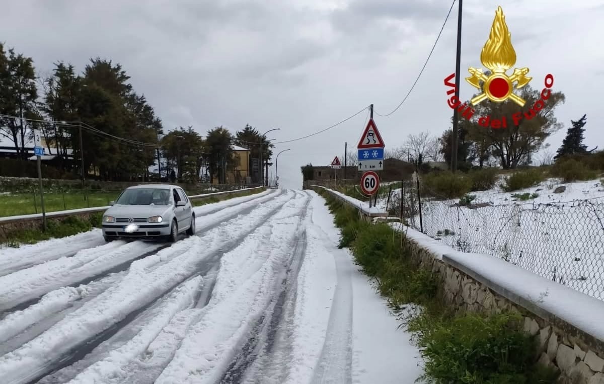 Grandinata in provincia di Ragusa: temporaneamente chiusa la SP 10 a Monterosso-Chiaramonte - Credit Foto Vigili del Fuoco
