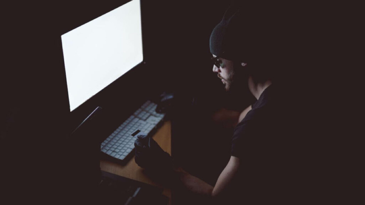 Stalking e revenge porn: espulso dall'Italia ma l'incubo per la vittima non si ferma - 