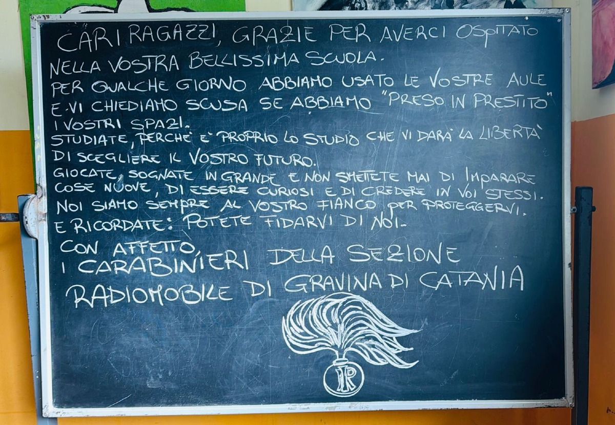 Carabinieri lasciano sulla lavagna di una scuola a Camporotondo un appello allo studio dopo il referendum - Credit Foto Catania dà Spettacolo