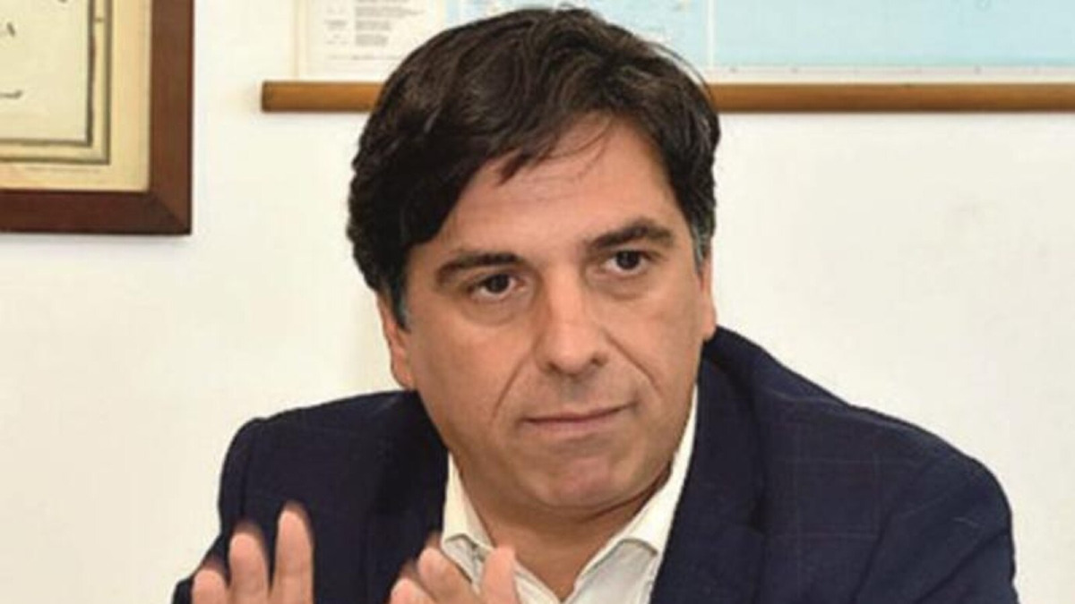 Catania: danneggiata la panchina tricolore in Piazza Cavour, rimossa la targa sui Martiri delle Foibe - 