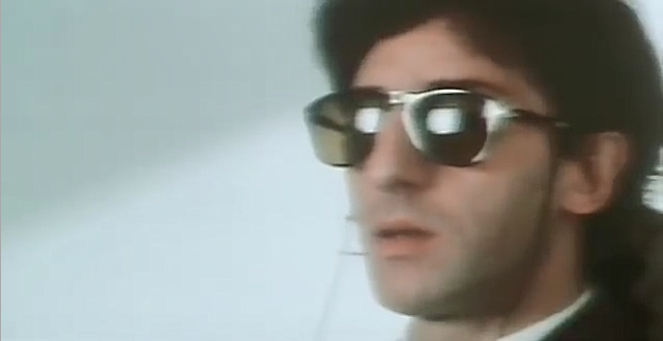 Bandiera Bianca: il grido ironico di Battiato senza tempo - 