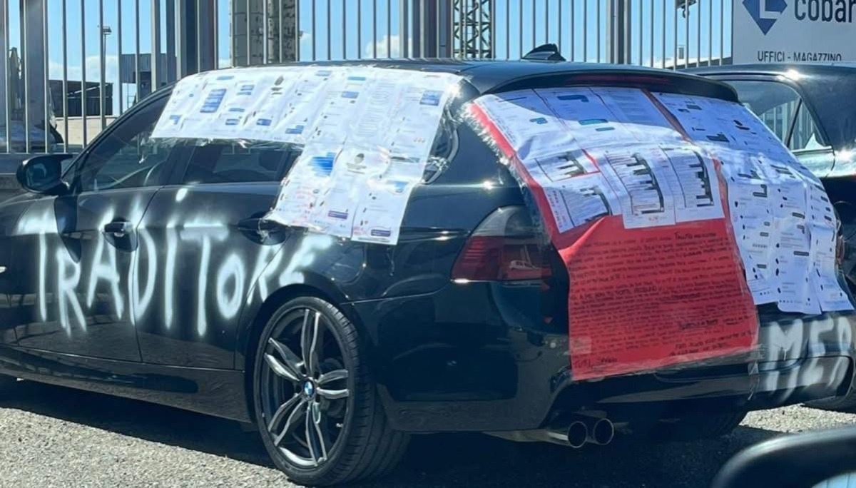 Ad Altamura: donna imbratta l'auto del compagno e incolla le chat, foto diventa virale - 