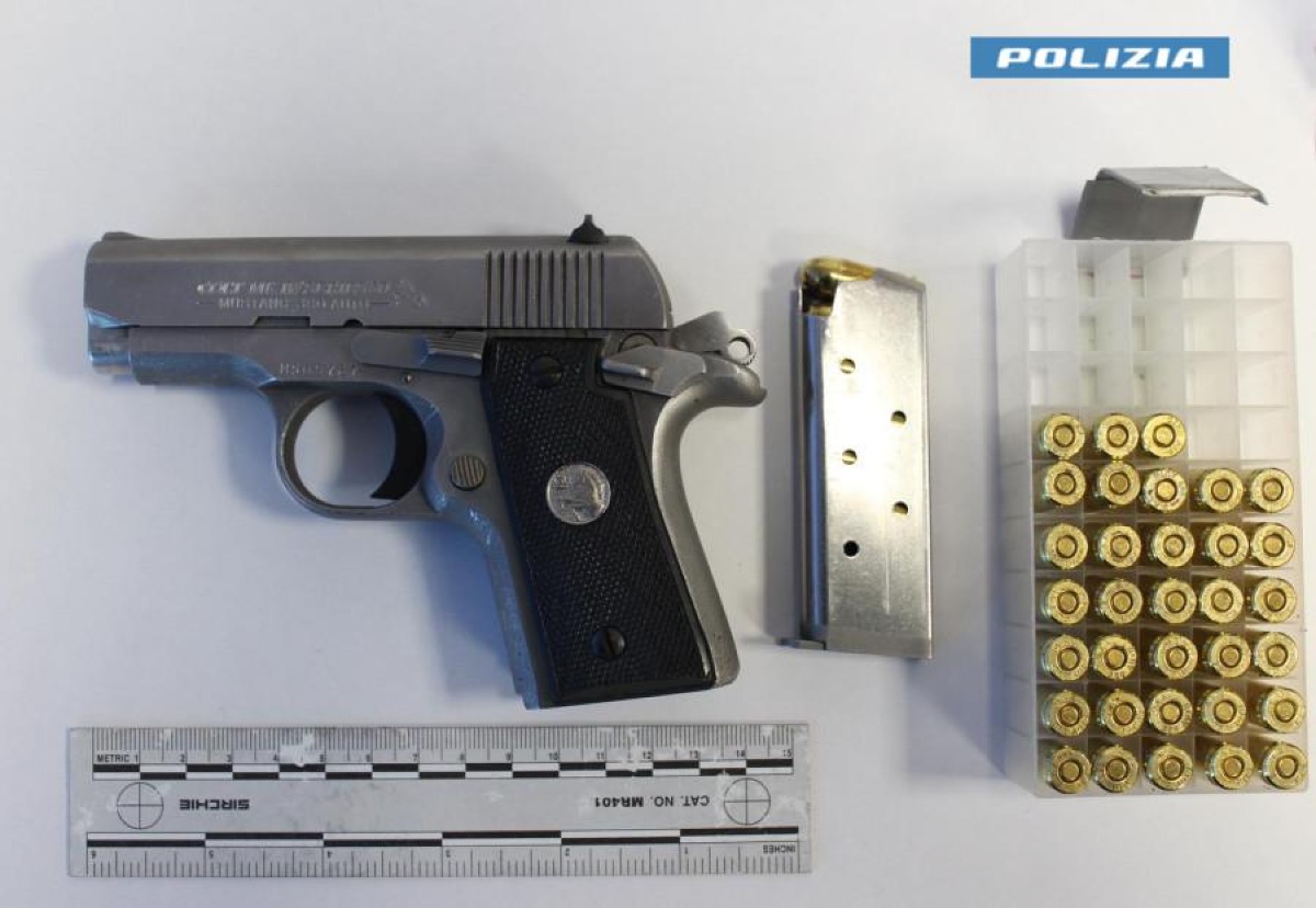 Lentini: pistola nascosta in un vaso, 51enne denunciato per armi, furto e ricettazione - Credit Foto Questura di Siracusa