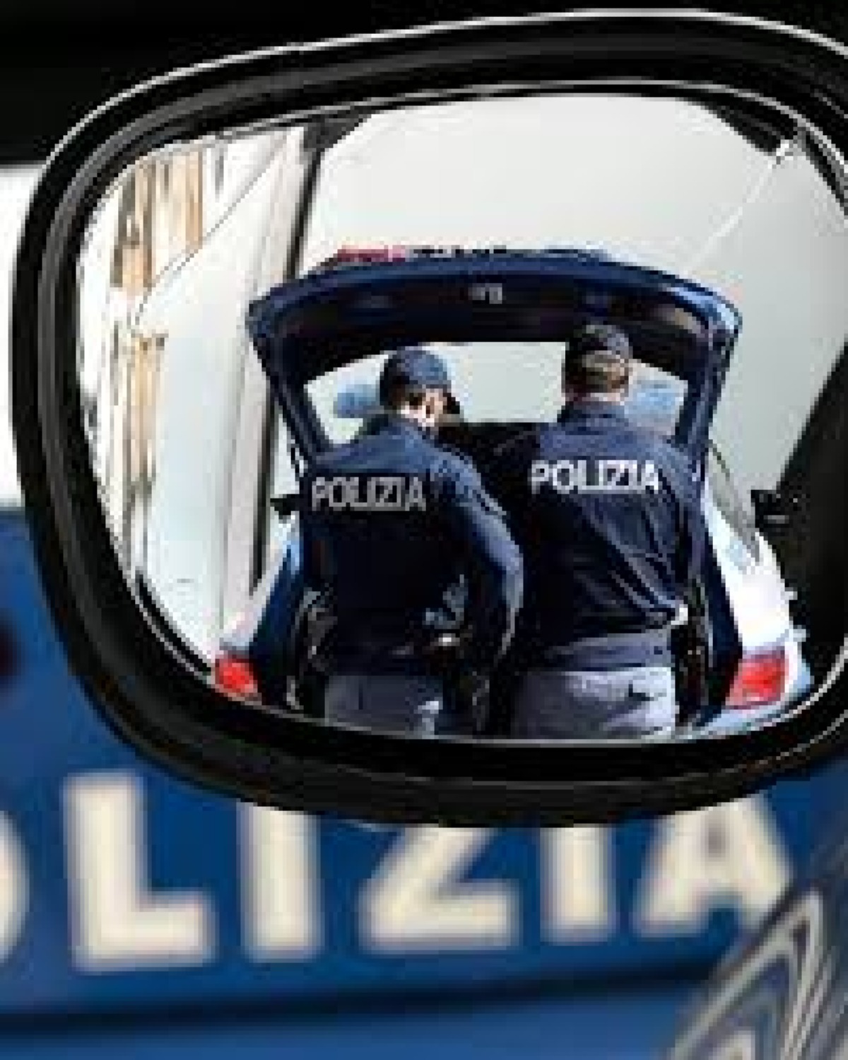 Siracusa, Volanti smascherano la 'truffa dello specchietto': denunciato un 25enne - Credit Foto Questura di Siracusa