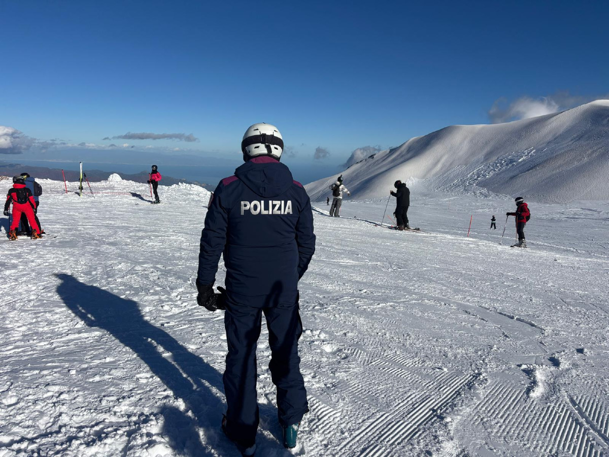 Pattuglie della polizia sulle piste dell'Etna: soccorsi 5 sciatori a Piano Provenzana - 