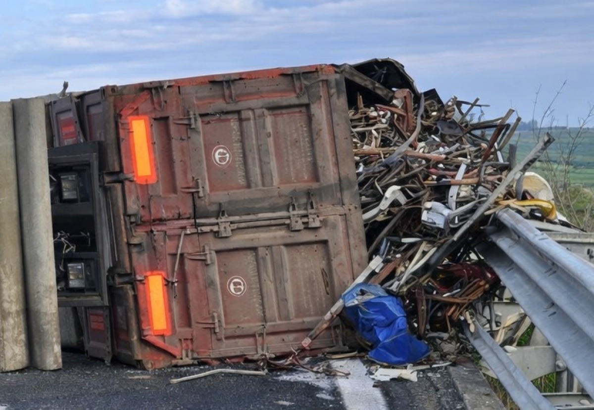 Camion si ribalta sulla Siracusa-Catania: svincolo di Lentini chiuso, un ferito - 