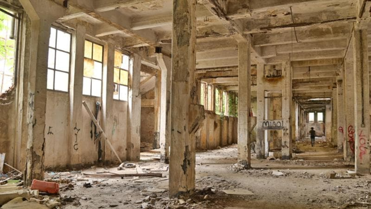 Incendio di rifiuti all’ex Chimica Arenella: il M5S denuncia mancata chiusura del cancello - 