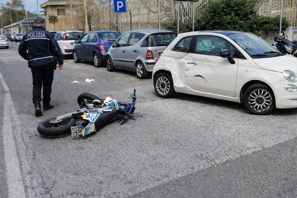 Incidente nello Zir di Messina: scontro tra Fiat 500 e moto, 18enne con frattura a una gamba - 