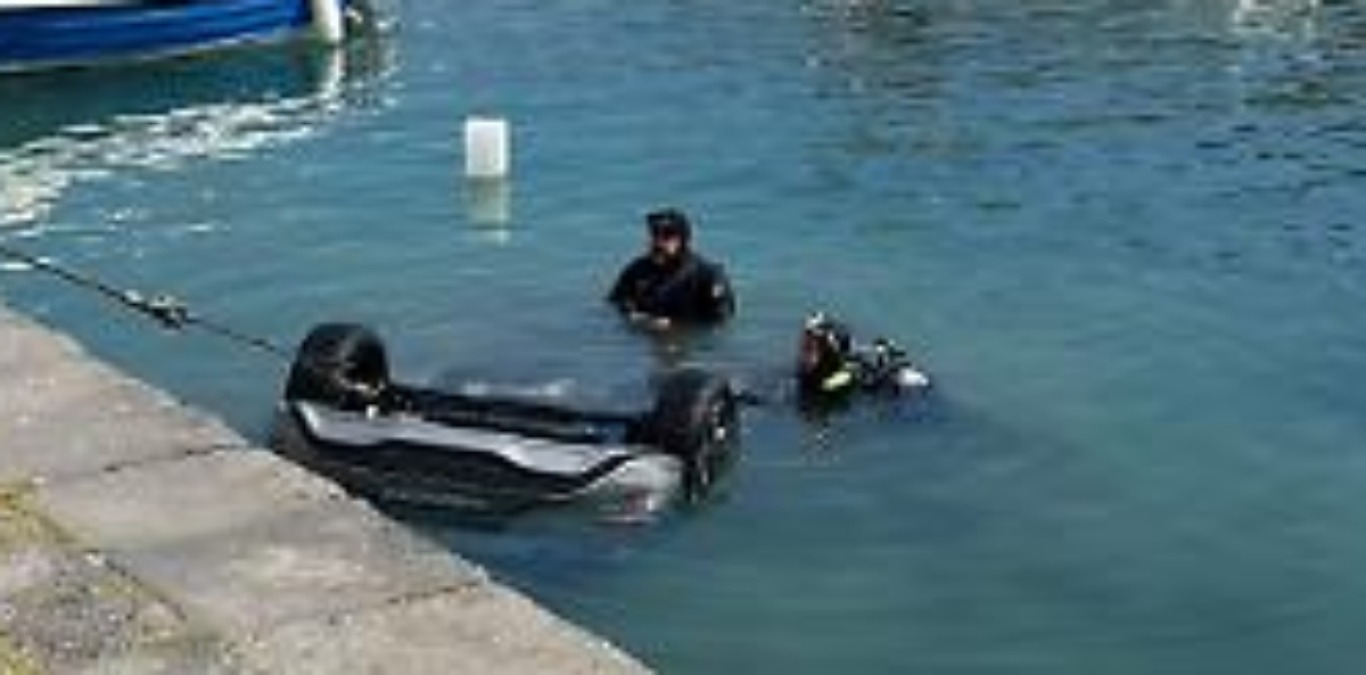 Siracusa: auto precipita in mare a Riva Forte Gallo, madre e figlia tratte in salvo - 