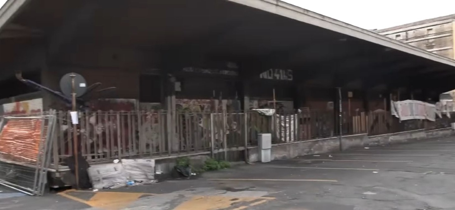 Sgombero della palestra Lupo a Catania: forze dell'ordine in azione in piazza Lupo - 