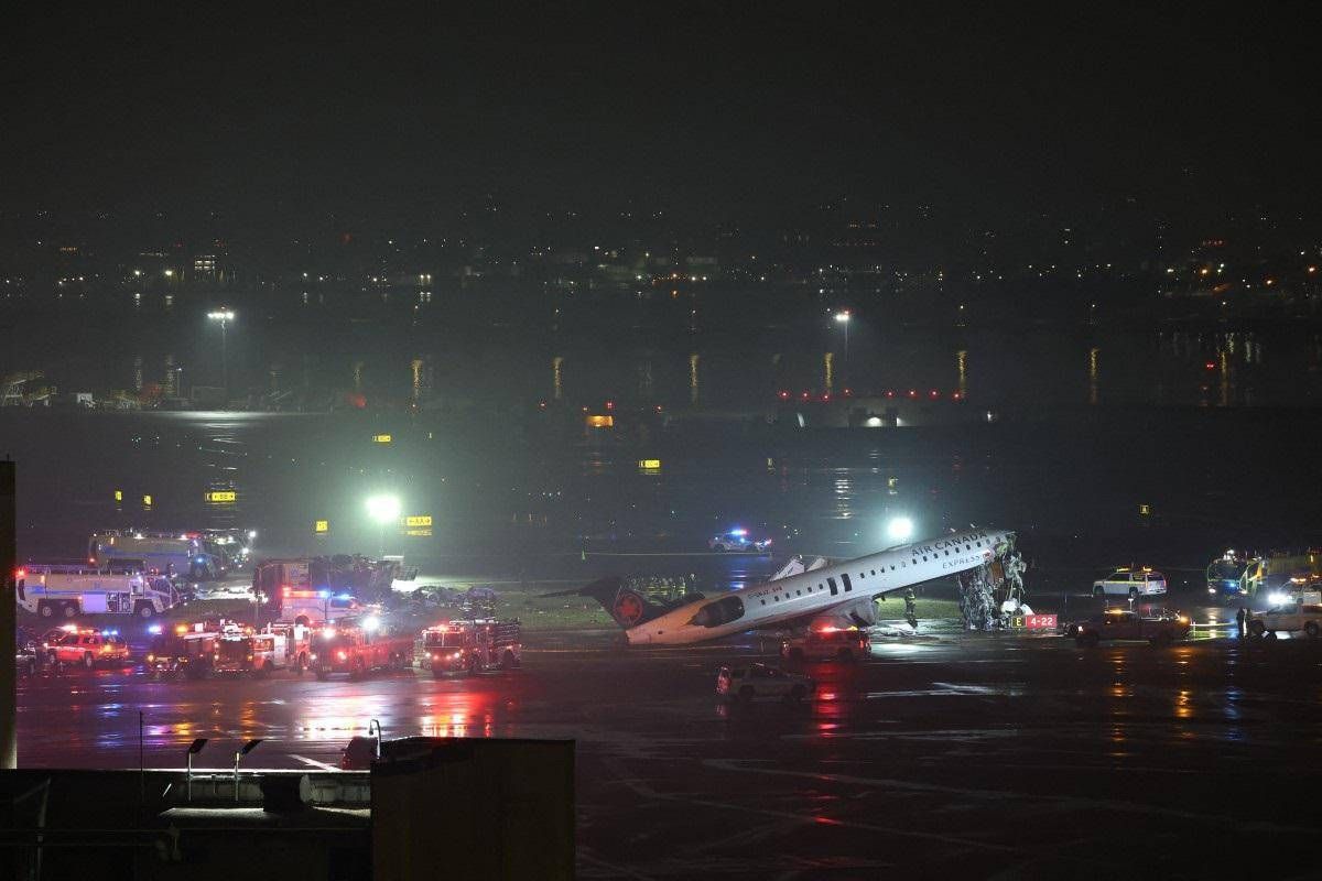 Incidente a LaGuardia di New York, aereo in fase di atterraggio si scontra con camion: morti pilota e copilota, 40 feriti - 
