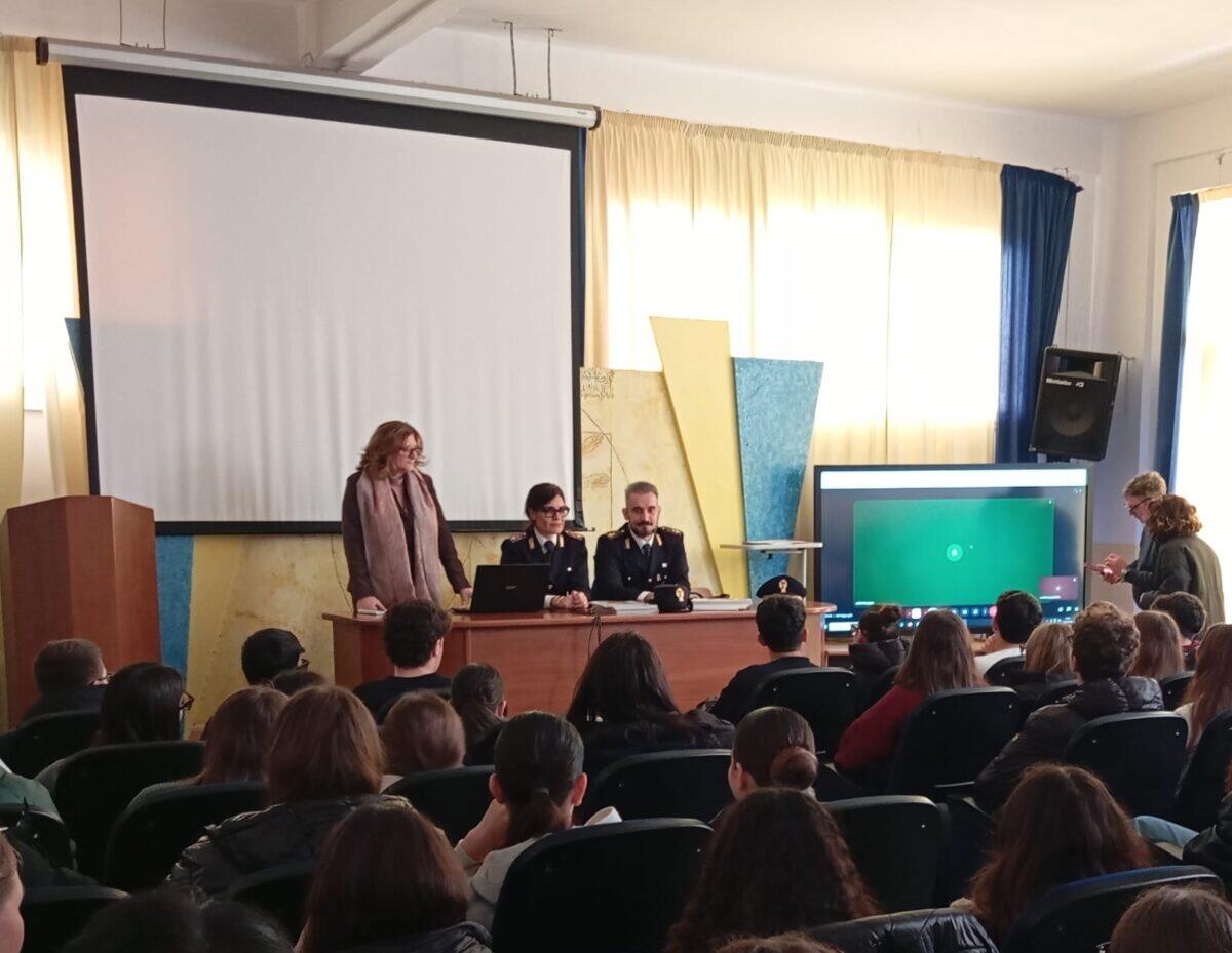 Incontro della Polizia di Trapani con gli studenti contro la violenza di genere e il bullismo - 