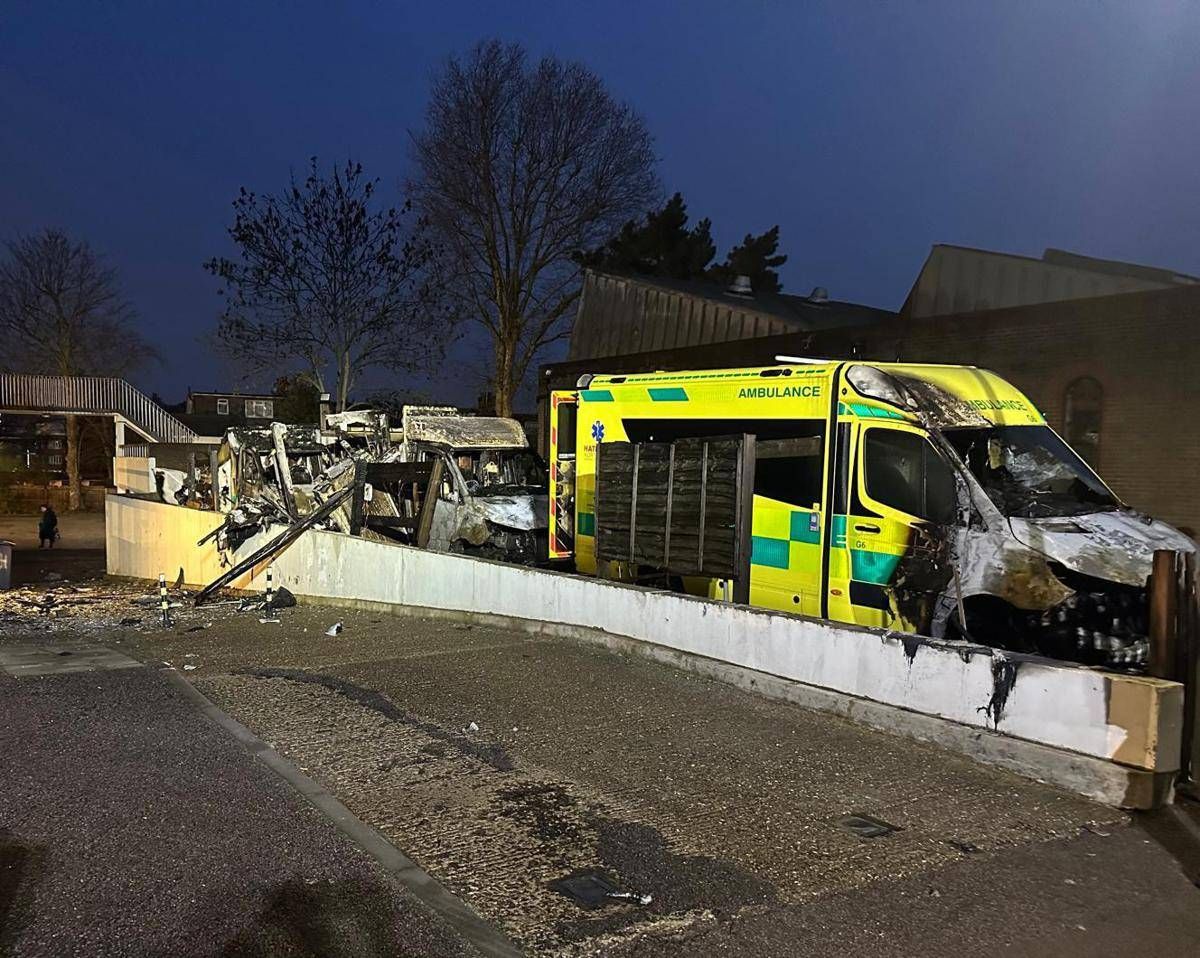 Londra, date alle fiamme ambulanze di organizzazione ebraica. Starmer: "Sconvolgente incendio a sfondo antisemita" - 