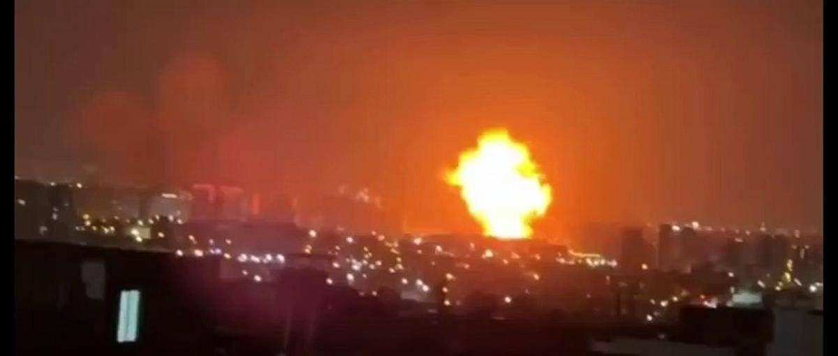 Iran, raid di Israele sulla raffineria: inferno di fuoco a Teheran - 
