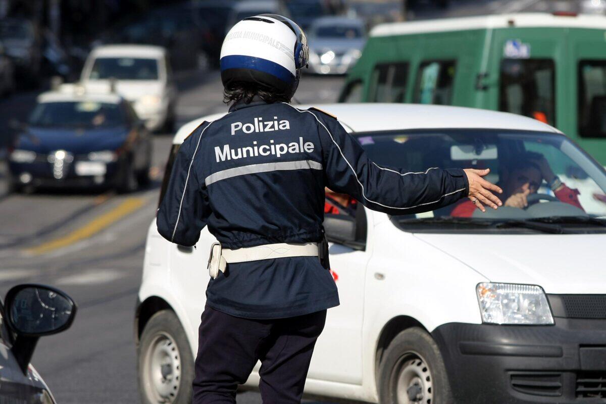 Arresto di un 23enne senza patente per fuga durante i controlli della Polizia Municipale nel Comune di Palermo