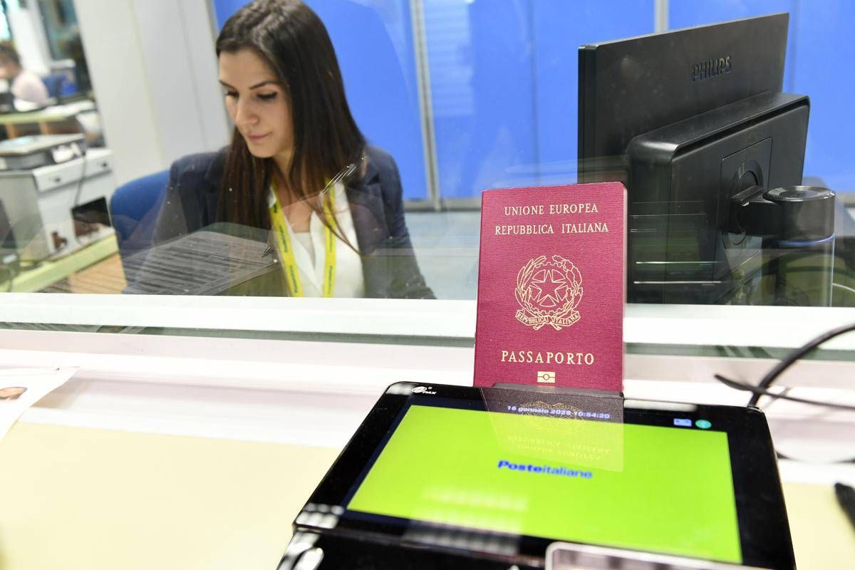 Poste, a febbraio quasi 16 mila passaporti erogati (+36%): oltre 6.500 uffici in cui si può richiedere documento - 