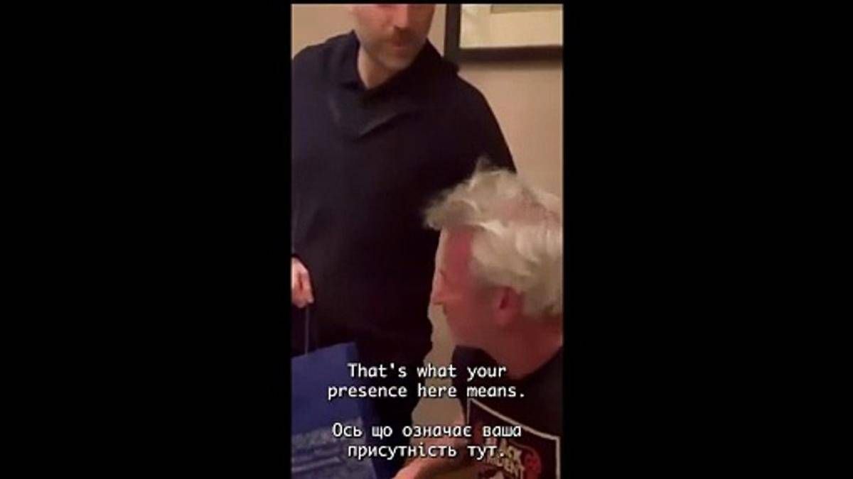 Un 'Oscar' in Ucraina per Sean Penn: "Fatto con resti di un vagone colpito dai russi" - 