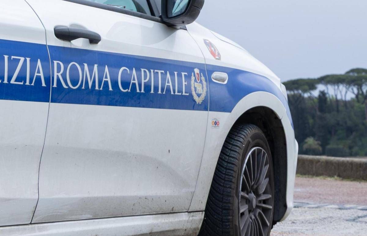 Roma, scontro tra autocarro e moto in via Ardeatina: muore un 43enne - 