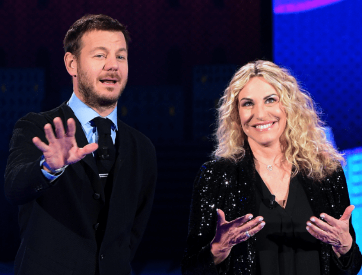 Antonella Clerici: "Bisogna sporcarsi di sugo...". Il messaggio a Cattelan? Cosa è successo - 