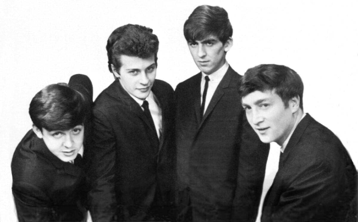 I Beatles si presentano per la prima volta in pubblico indossando completi sartoriali: la svolta del 7 marzo 1962