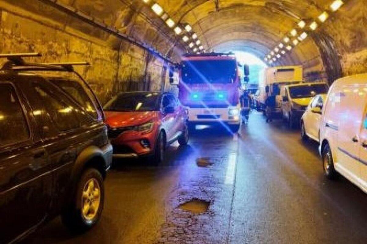 Maxi tamponamento in galleria: l'intervento dei Vigili del Fuoco di Messina per gestire l'emergenza