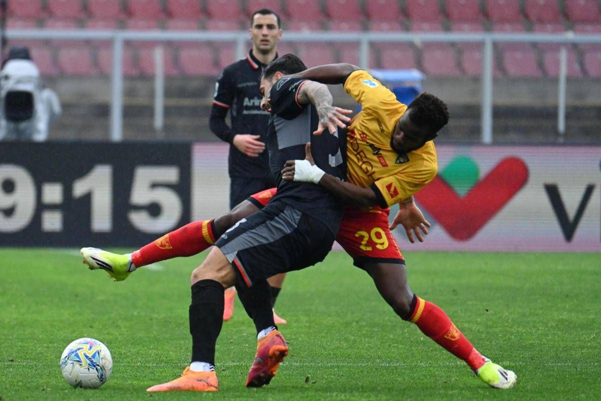 Lecce-Cremonese 2-1: colpo salvezza dei giallorossi, caos e proteste nel finale. Cos'è successo - 