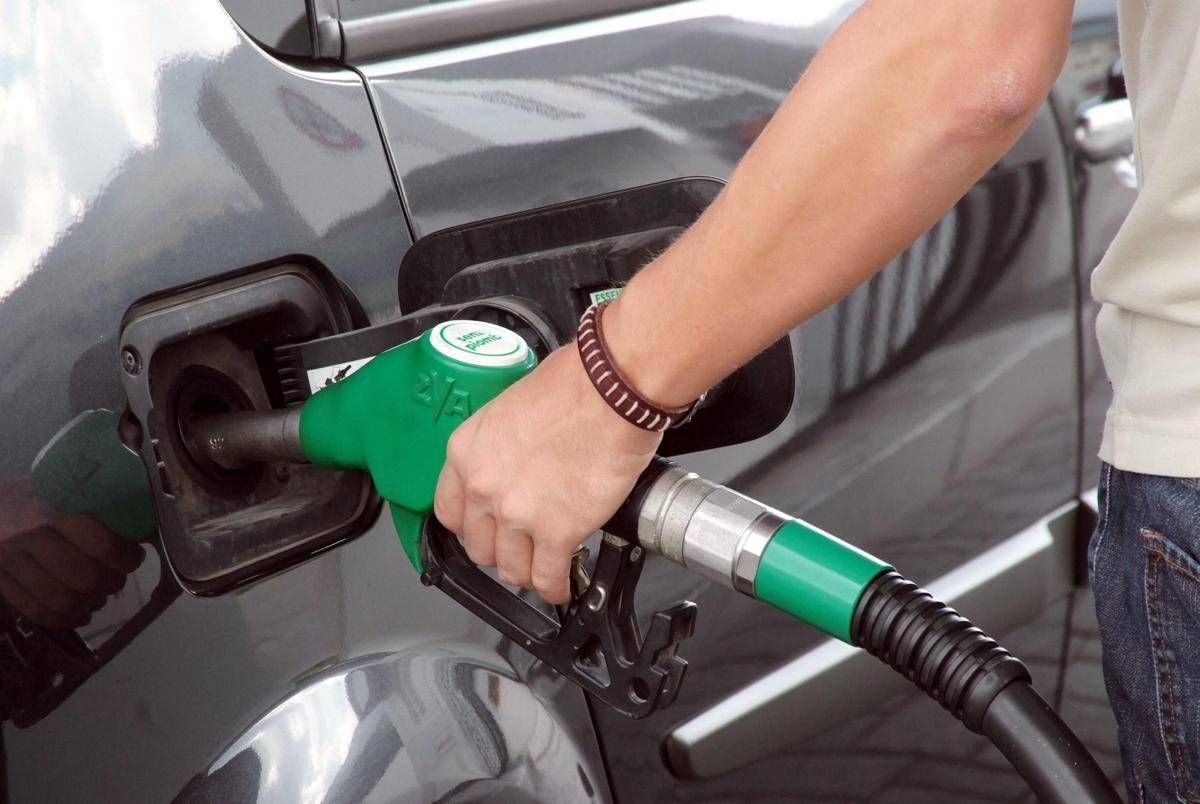 Carburante, pressing su governo per taglio immediato accise ma serve dl in Cdm - 