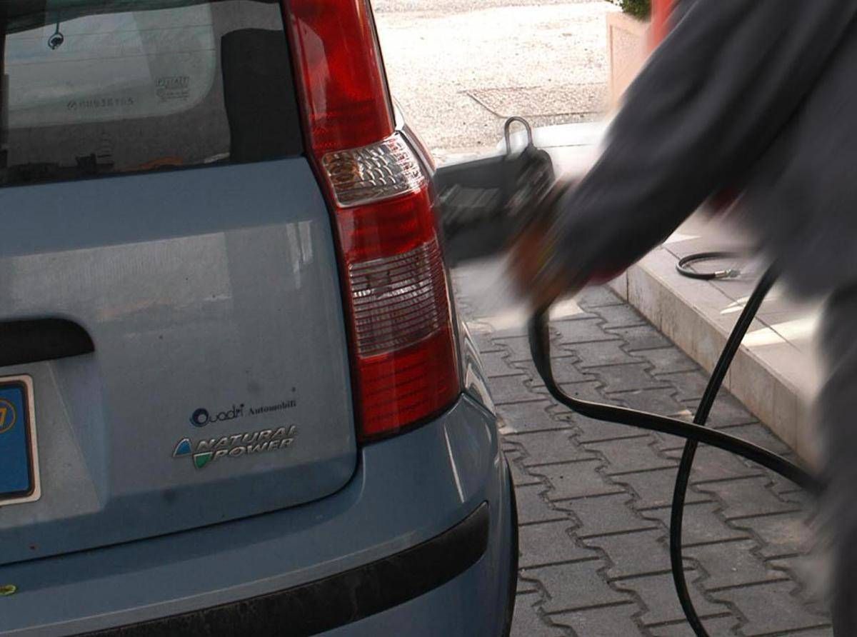 Caro carburanti, taglio delle accise ma prezzi benzina e diesel salgono ancora: cosa succede - 