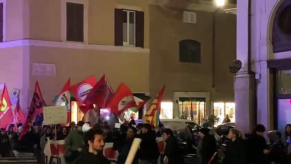Referendum, dopo vittoria del No cori al sit in a Montecitorio: "Meloni dimissioni" - 