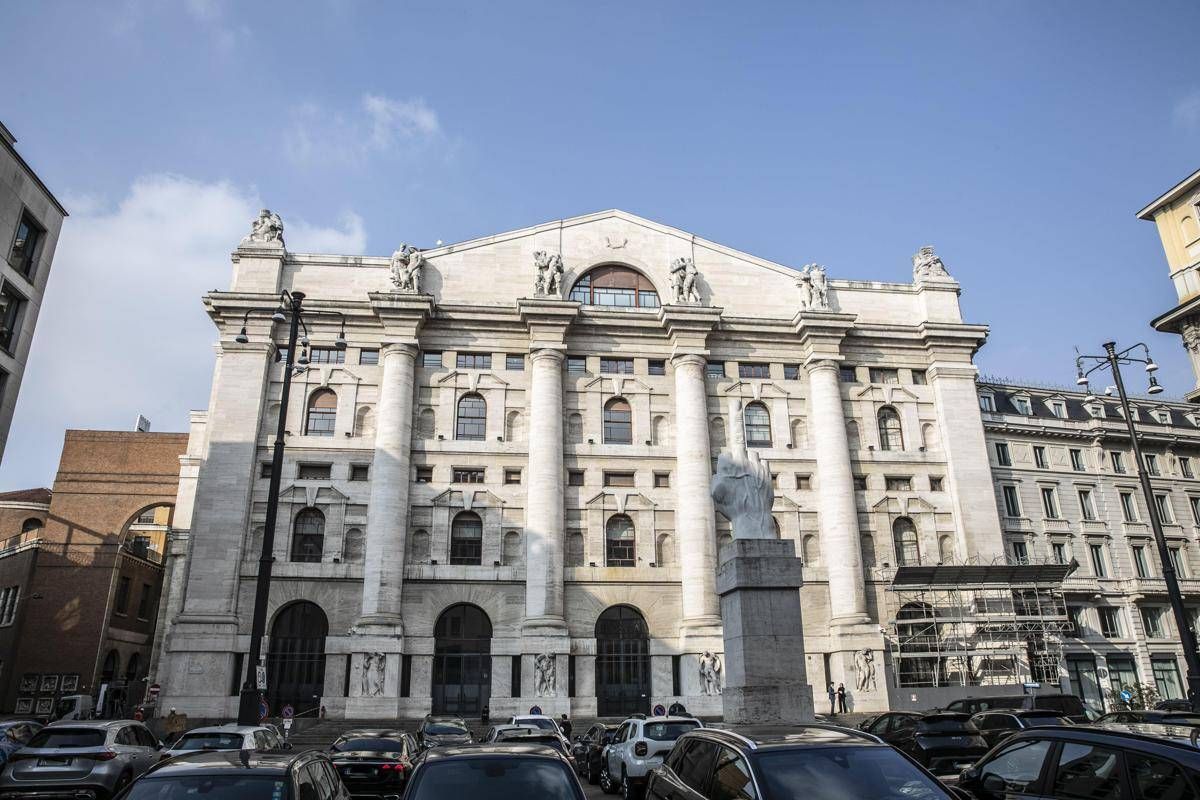 Attacco all'Iran, prezzi petrolio salgono ancora. Borse aprono in rosso - 