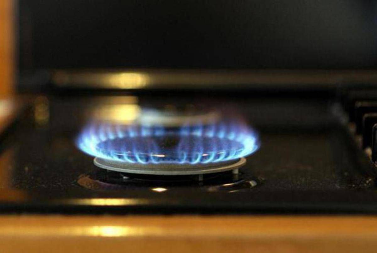 Attacco all'Iran, cosa succede alle bollette del gas degli italiani: come tutelarsi - 