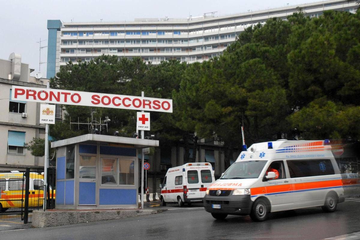 Genova, diciassettenne accoltellato alla schiena in centro storico - 